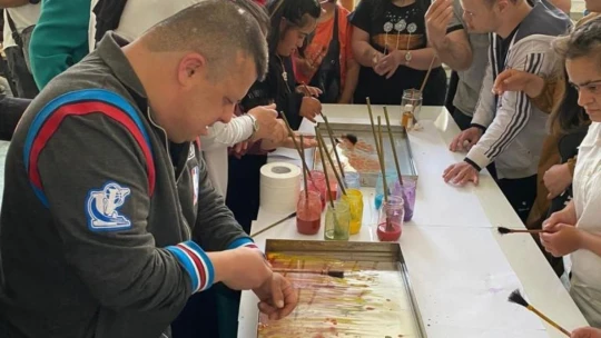 Down sendromlu çocukların Ebru Sanatı heyecanı