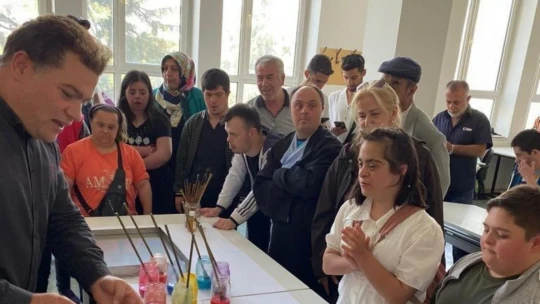 Down sendromlu çocukların Ebru Sanatı heyecanı