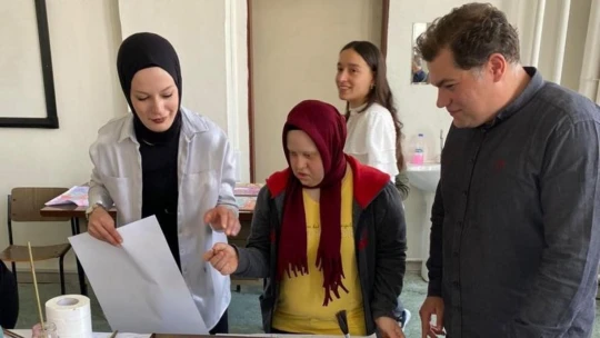 Down sendromlu çocukların Ebru Sanatı heyecanı