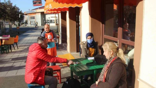 Down sendromluların çalıştığı kafeye yoğun ilgi