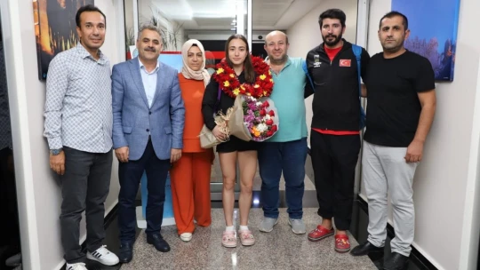 Dünya 3.'sü sporcuya özel karşılama