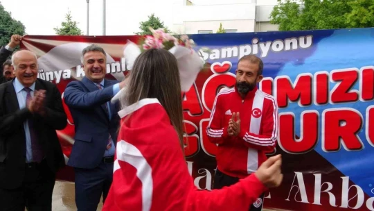Dünya şampiyonu Hatice Akbaş'a Malatya'da coşkulu karşılama