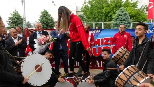 Dünya şampiyonu Hatice Akbaş'a Malatya'da coşkulu karşılama
