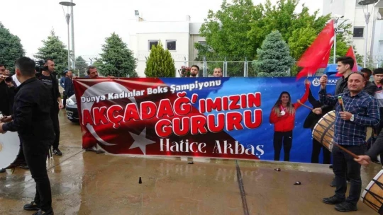 Dünya şampiyonu Hatice Akbaş'a Malatya'da coşkulu karşılama