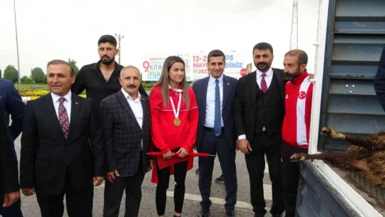 Dünya şampiyonu Hatice Akbaş'a Malatya'da coşkulu karşılama
