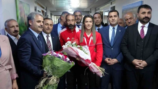 Dünya şampiyonu Hatice Akbaş'a Malatya'da coşkulu karşılama