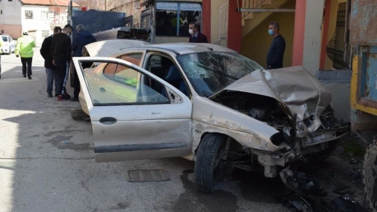 Dur ihtarına uymayarak kaçan otomobil kaza yaptı: 2 yaralı