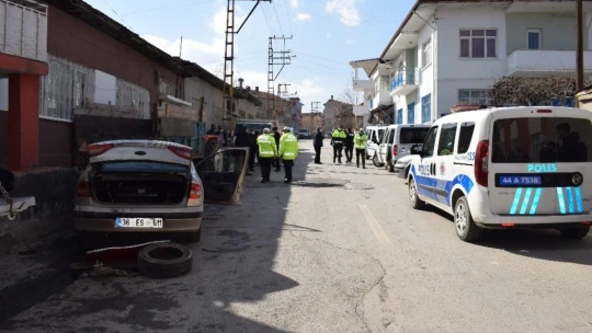 Dur ihtarına uymayarak kaçan otomobil kaza yaptı: 2 yaralı