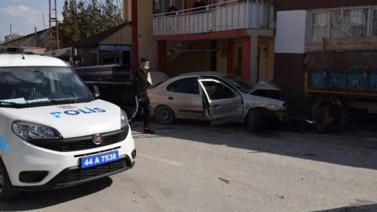 Dur ihtarına uymayarak kaçan otomobil kaza yaptı: 2 yaralı