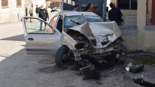 Dur ihtarına uymayarak kaçan otomobil kaza yaptı: 2 yaralı