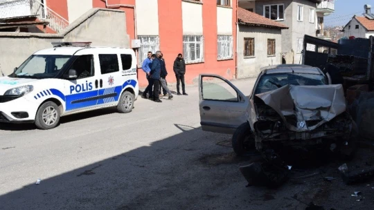 Dur ihtarına uymayarak kaçan otomobil kaza yaptı: 2 yaralı