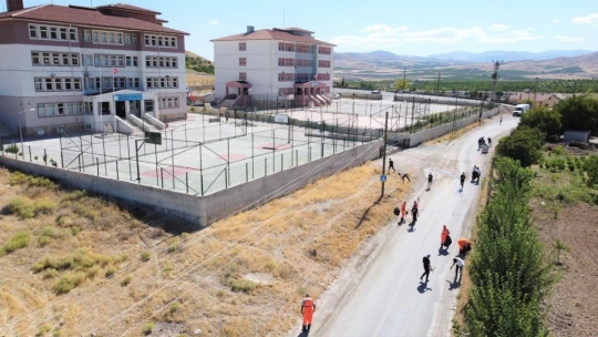 Gençler çevreye atılan maske ve eldivenleri topladı