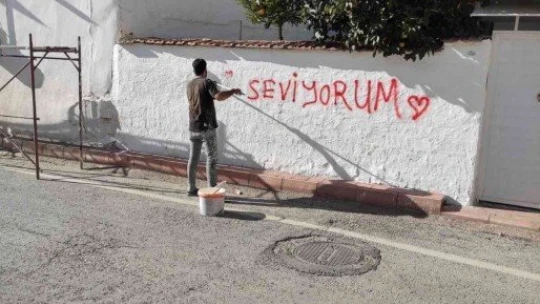'Seviyorsan git konuş'