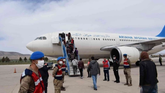Düzensiz göçmenler sınır dışı ediliyor