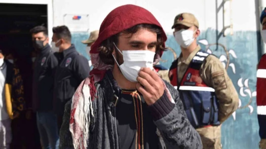 Düzensiz göçmenler sınır dışı ediliyor