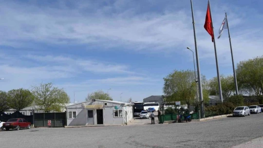 Düzensiz göçmenler sınır dışı ediliyor