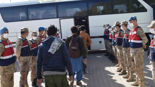 Düzensiz göçmenler sınır dışı ediliyor