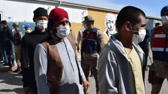 Düzensiz göçmenler sınır dışı ediliyor