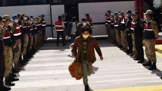 Düzensiz göçmenler sınır dışı ediliyor