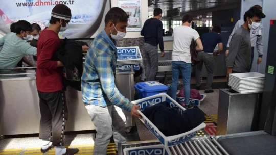 Düzensiz göçmenler sınır dışı ediliyor