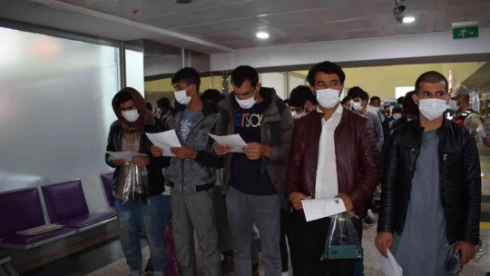 Düzensiz göçmenler sınır dışı ediliyor