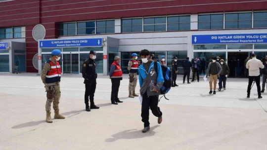 Düzensiz göçmenler sınır dışı ediliyor