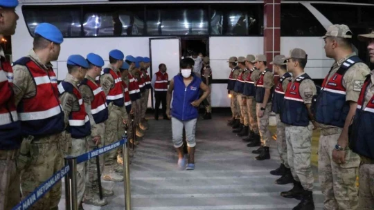 Düzensiz göçmenler sınır dışı ediliyor