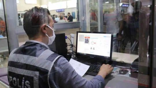 Düzensiz göçmenler sınır dışı ediliyor