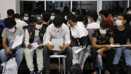 Düzensiz göçmenler sınır dışı ediliyor