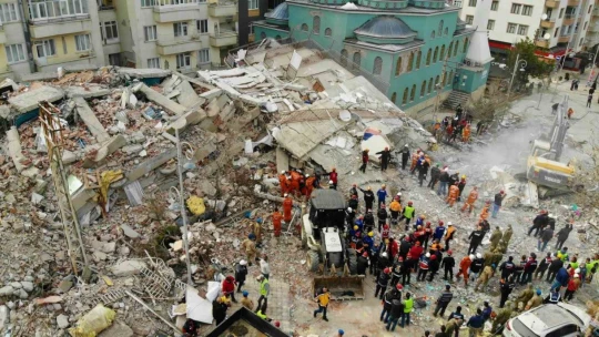 Ekiplerin enkaz altında kalan vatandaşları kurtarma çalışması havadan görüntülendi