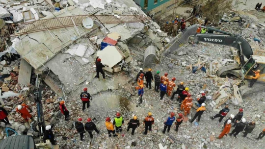 Ekiplerin enkaz altında kalan vatandaşları kurtarma çalışması havadan görüntülendi