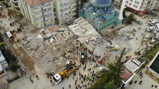 Ekiplerin enkaz altında kalan vatandaşları kurtarma çalışması havadan görüntülendi