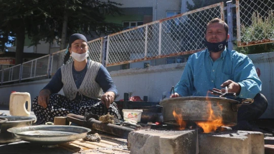 Ekmek parası için ateş başında ter döküyorlar