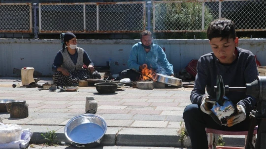 Ekmek parası için ateş başında ter döküyorlar