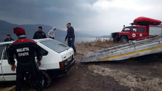 El freni çekilmeyen otomobil baraja uçtu