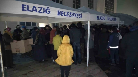 Elazığ Belediyesinden Malatyalı depremzedelere sıcak çorba ikramı