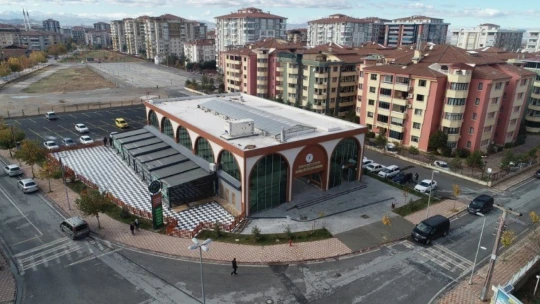 Emanet çarşıda ihtiyaç sahiplerinin yüzü güldü