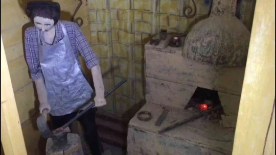 Emekli öğretmen yaptığı minyatürleri evinde sergiliyor