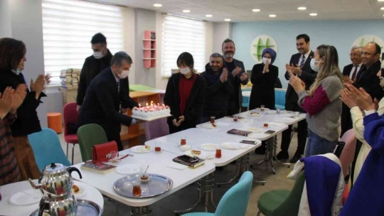 En çok kitap okuyan öğrenciye doğum günü sürprizi