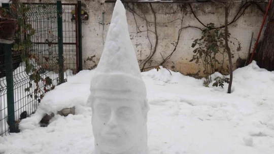 Engelli eğitmen yağan karı sanata dönüştürdü