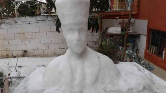 Engelli eğitmen yağan karı sanata dönüştürdü