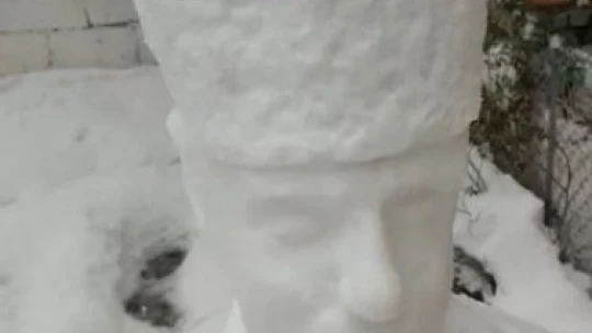 Engelli eğitmen yağan karı sanata dönüştürdü