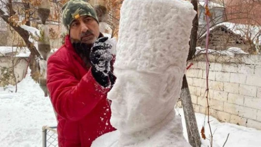 Engelli eğitmen yağan karı sanata dönüştürdü