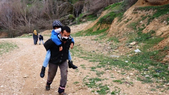 Engelli oğlunu sırtında taşıyarak okula götürüyor