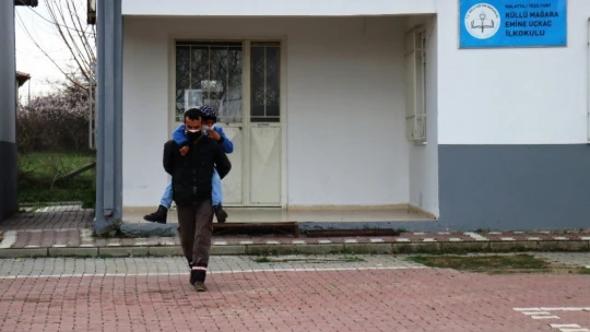 Engelli oğlunu sırtında taşıyarak okula götürüyor