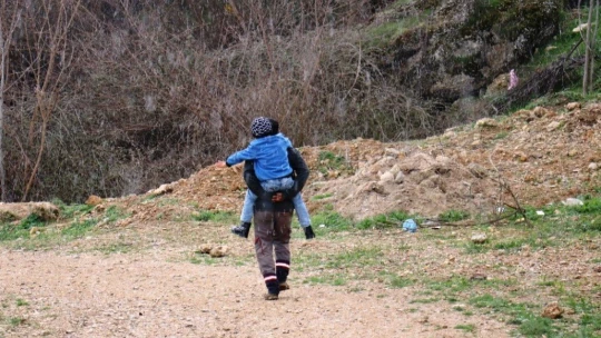 Engelli oğlunu sırtında taşıyarak okula götürüyor