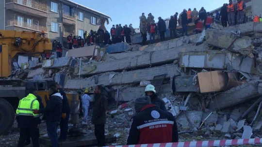 Enkaz altından ses duymak için yoğun çaba sarf ediyorlar