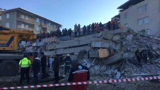 Enkaz altından ses duymak için yoğun çaba sarf ediyorlar