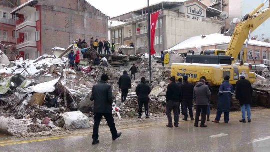 Enkazın altında bulunan duvar saati 04.17'de durmuş