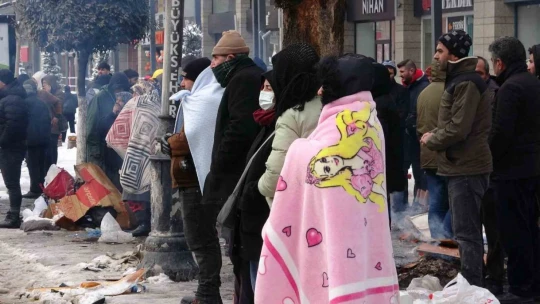 Enkazın altında bulunan duvar saati 04.17'de durmuş